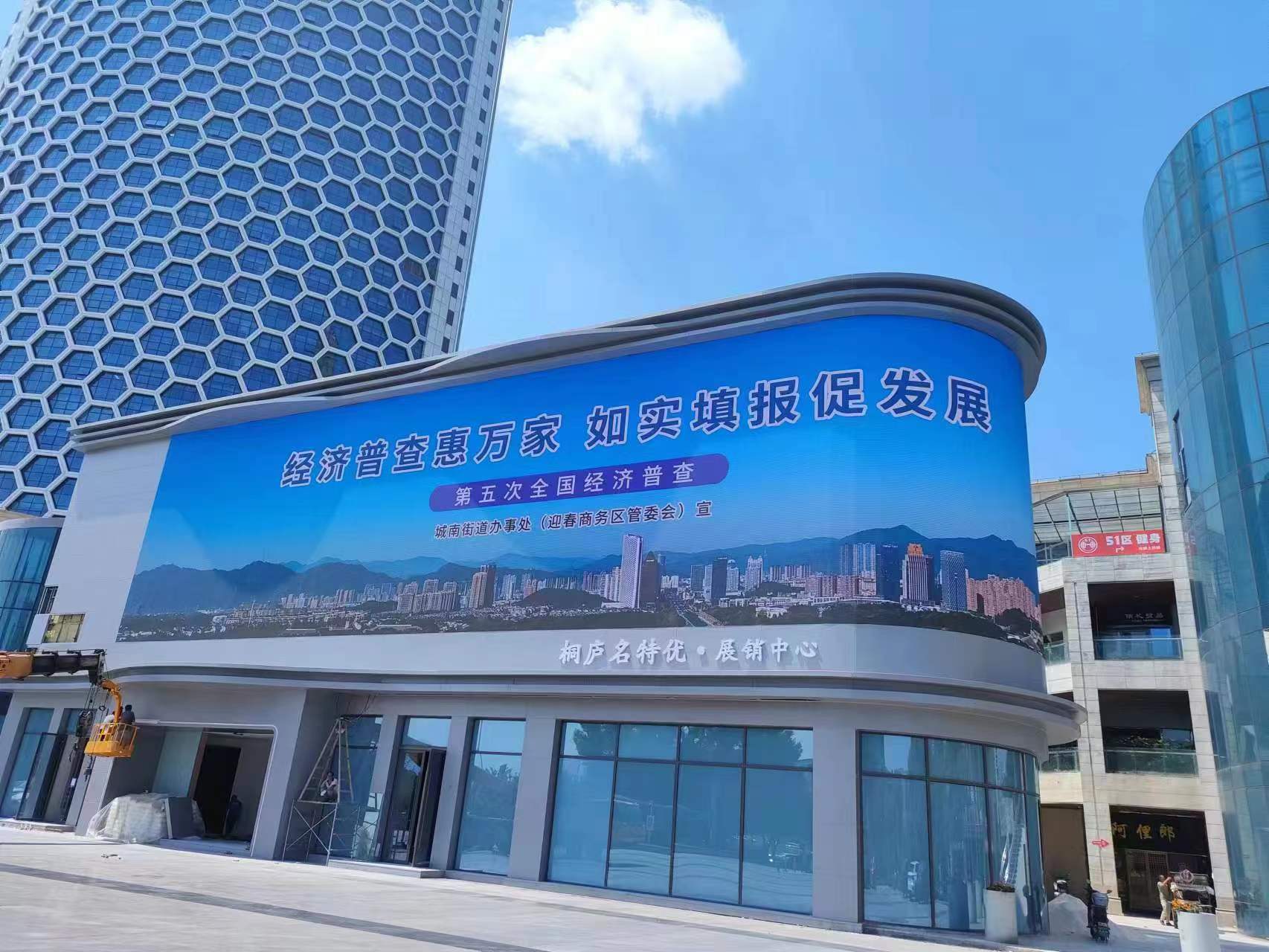 智能調(diào)整：液晶拼接屏的自動(dòng)色彩與幾何校正功能